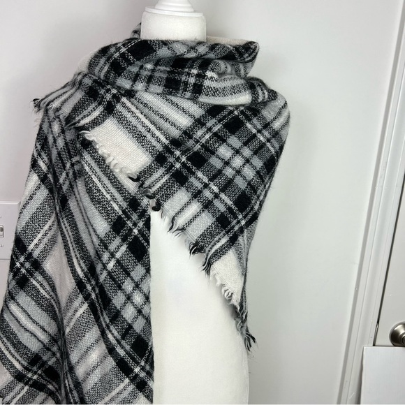 ModCloth Black White Plaid Blanket Scarf Shawl Throw Wrap 100% Acrylic Classic - Picture 2 of 8